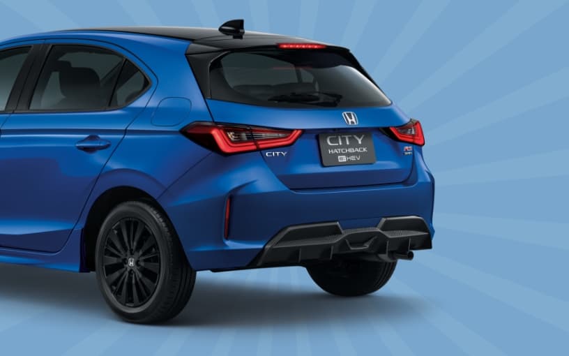 หลังคาสีดำ (ทูโทน) สปอยเลอร์หลัง และกันชนหลัง ดีไซน์สปอร์ตแบบ RS พร้อมไฟท้ายแบบ LED